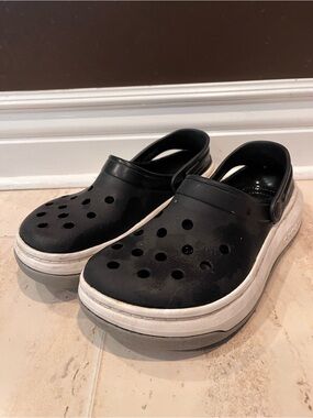 Crocs Mens 7 Women's 9/ youth6 Navy blue and white Clogs with ankle strap